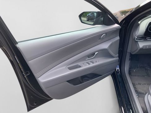 Used 2025 Hyundai Elantra SEL FWD image 19