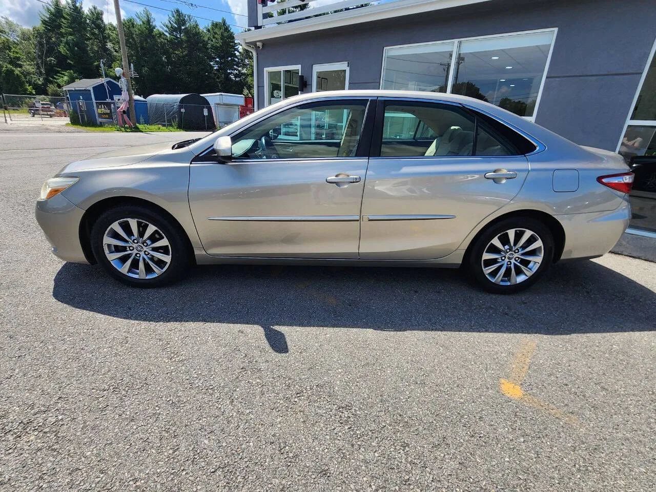 Used 2015 Toyota Camry XLE FWD image 8