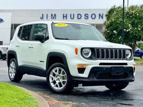 Used 2023 Jeep Renegade Latitude AWD/4WD image 2