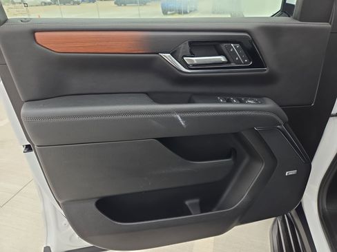Used 2025 GMC Yukon XL Denali AWD/4WD image 14
