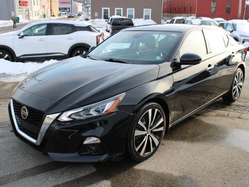 Certified 2021 Nissan Altima 2.5 Platinum image 1