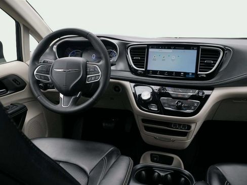 Used 2023 Chrysler Pacifica Touring-L FWD image 24