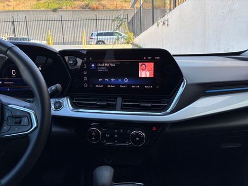 Used 2025 Chevrolet Trax LT w/ LT Convenience Package image 17