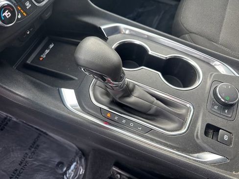 Used 2022 Chevrolet Traverse LT image 27