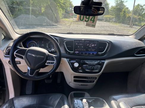 Used 2022 Chrysler Pacifica Touring-L FWD image 19