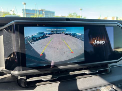 Used 2025 Jeep Wrangler Unlimited Sahara AWD/4WD image 23