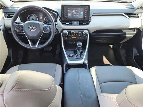 Used 2021 Toyota RAV4 XLE Premium image 18
