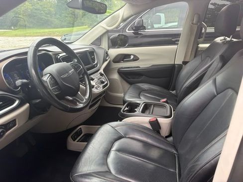 Used 2019 Chrysler Pacifica Touring-L FWD image 11