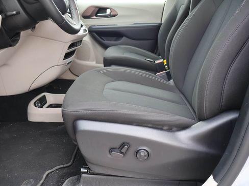 Used 2023 Chrysler Voyager LX FWD image 10