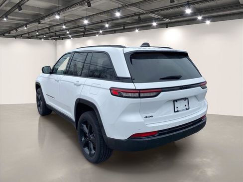 Used 2023 Jeep Grand Cherokee Altitude AWD/4WD image 5