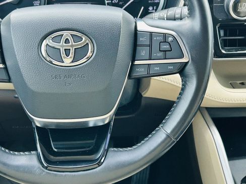 Used 2021 Toyota Highlander XLE FWD image 18