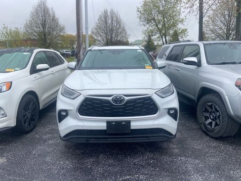 Used 2022 Toyota Highlander XLE AWD/4WD image 1