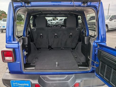 Used 2019 Jeep Wrangler Unlimited Sahara AWD/4WD image 27