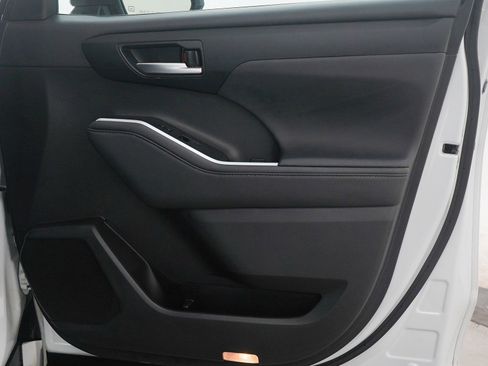 Used 2024 Toyota Highlander XLE image 12