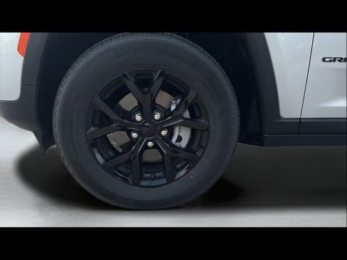 Used 2025 Jeep Grand Cherokee Altitude image 28