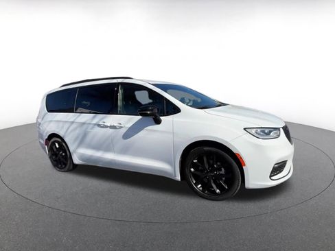 Used 2025 Chrysler Pacifica Limited image 2