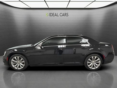 Used 2018 Chrysler 300 Touring w/ Chrome Appearance Package RWD image 8