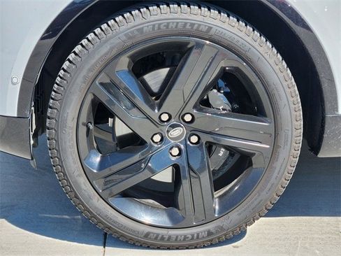 Used 2024 Land Rover Discovery Metropolitan Edition image 7