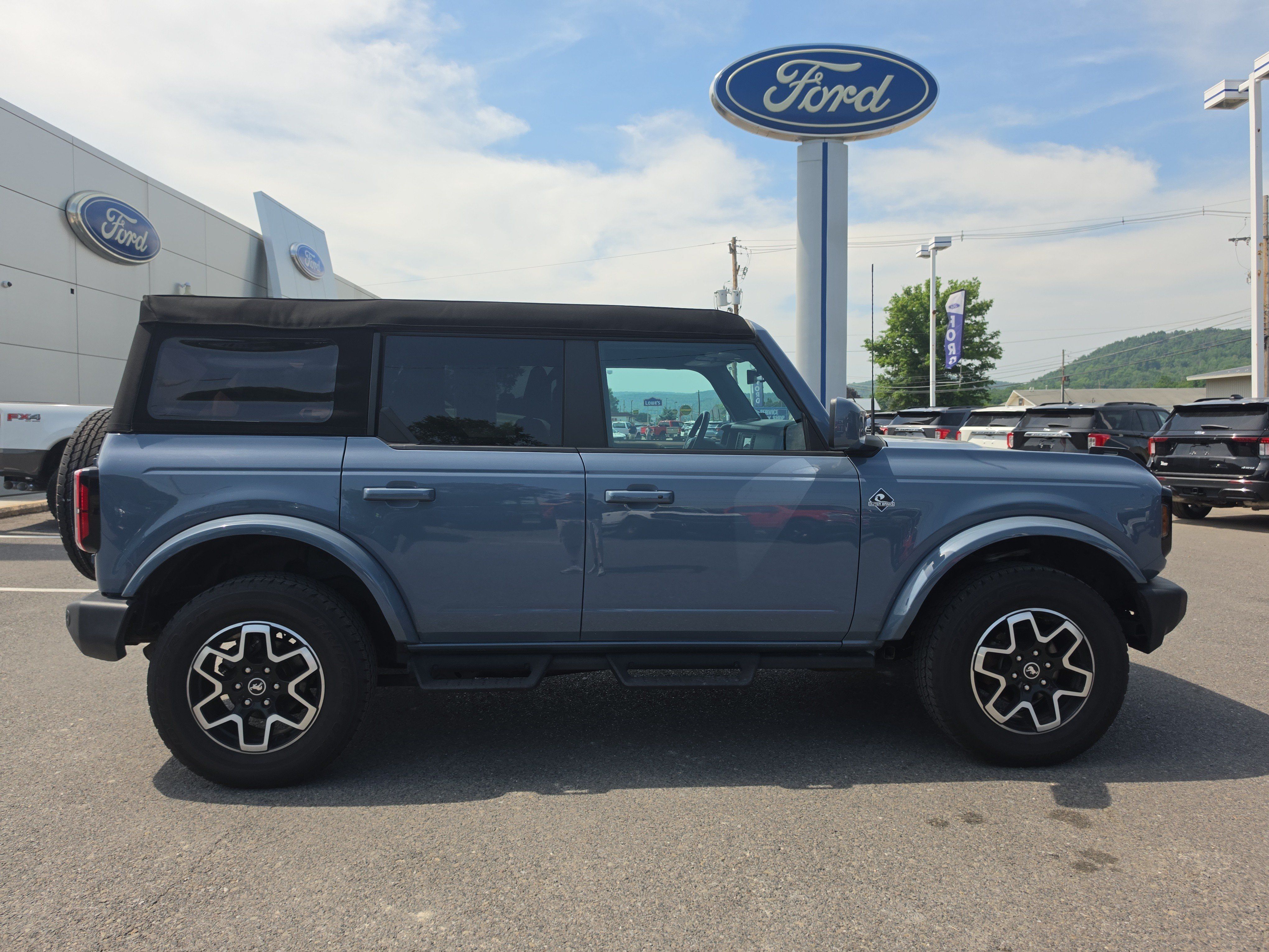 Used 2023 Ford Bronco Outer Banks AWD/4WD image 2