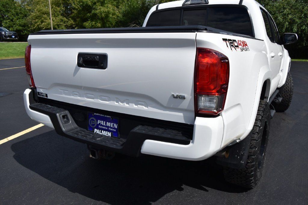 Used 2016 Toyota Tacoma TRD Sport w/ Towing Package AWD/4WD image 8