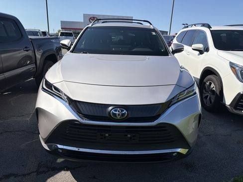 Used 2023 Toyota Venza XLE AWD/4WD image 3