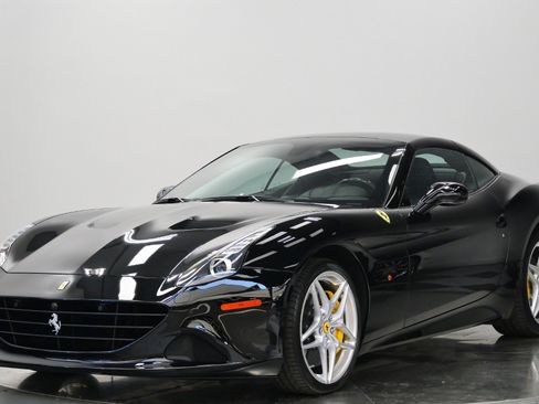 Used 2015 Ferrari California T RWD image 5