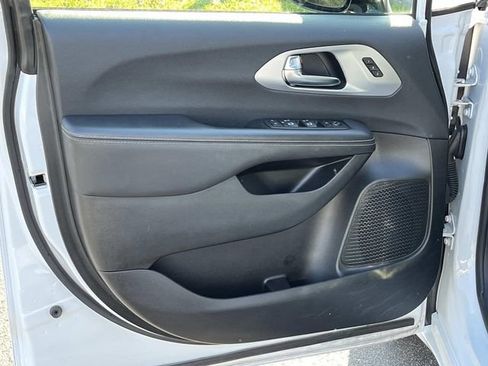 Used 2025 Chrysler Pacifica Limited FWD image 24