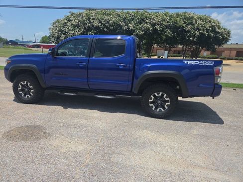 Used 2023 Toyota Tacoma TRD Off-Road w/ TRD Premium Off Road Package AWD/4WD image 9