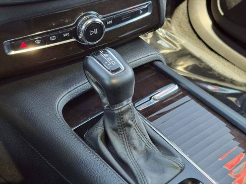 Used 2018 Volvo XC90 T5 Momentum w/ Convenience Package FWD image 20