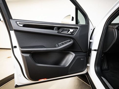 Certified 2025 Porsche Macan S AWD/4WD image 23