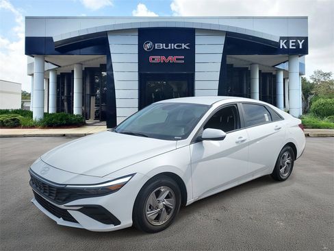 Certified 2025 Hyundai Elantra SE image 2