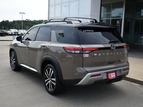 Used 2023 Nissan Pathfinder Platinum FWD image 3
