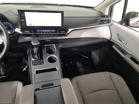 Used 2025 Toyota Sienna XLE image 16