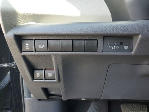 Used 2024 Toyota Sienna XLE FWD image 28