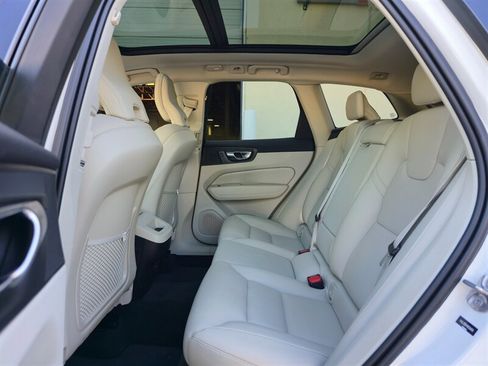 Used 2022 Volvo XC60 B5 Momentum AWD/4WD image 29