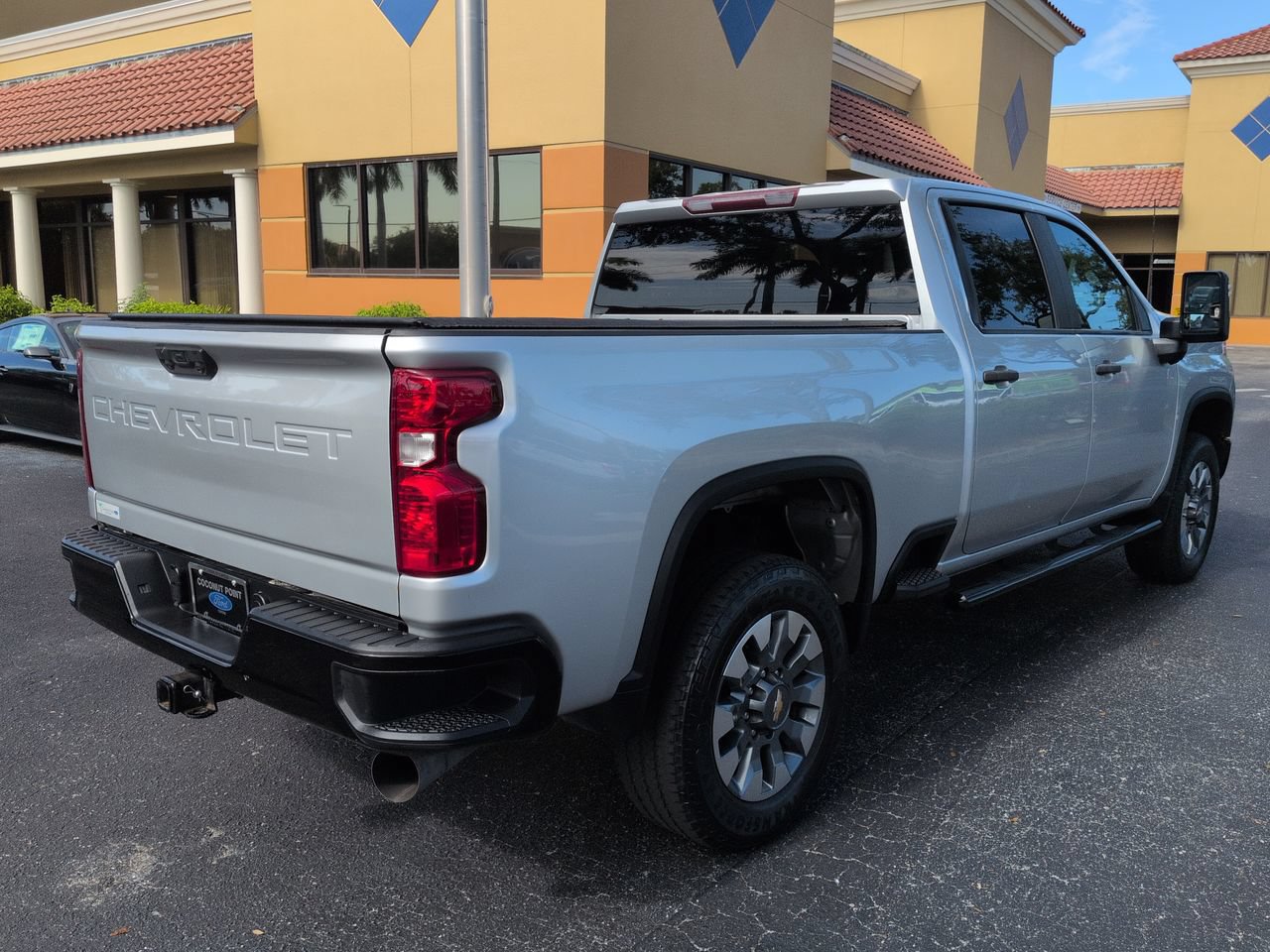 Used 2023 Chevrolet Silverado 2500 Custom w/ Custom Value Package AWD/4WD image 4