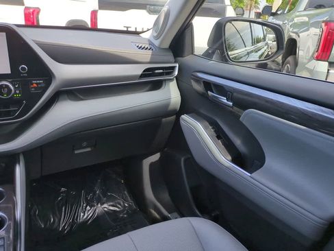 Certified 2026 Toyota Highlander Limited AWD/4WD image 17