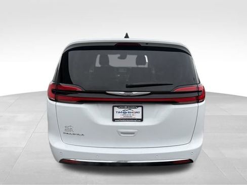 Used 2023 Chrysler Pacifica Touring-L image 10