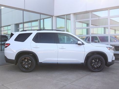 New 2025 Honda Pilot Touring image 4
