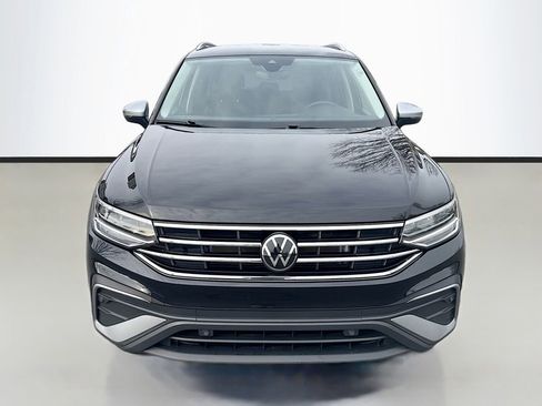 Used 2024 Volkswagen Tiguan SE image 2