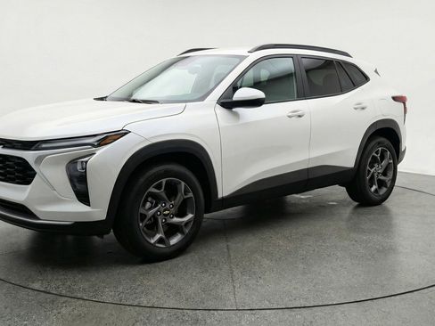Used 2025 Chevrolet Trax LT FWD image 3