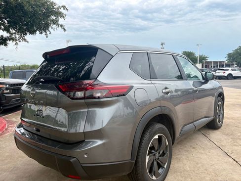 Used 2025 Nissan Rogue SV AWD/4WD image 3