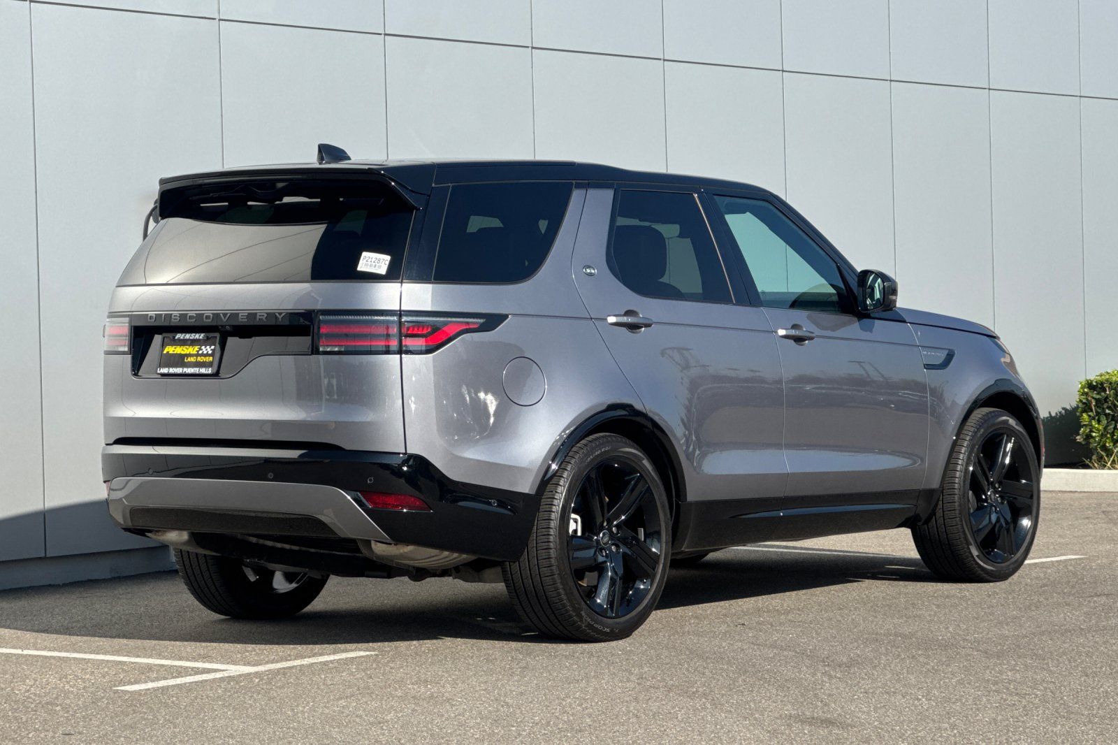 Used 2025 Land Rover Discovery Dynamic SE AWD/4WD image 5