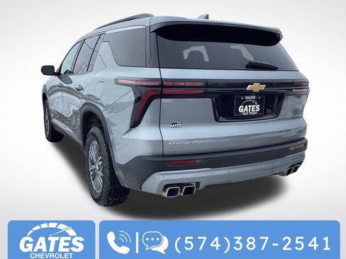 Used 2025 Chevrolet Traverse LT image 7
