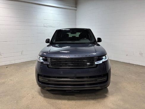 Used 2025 Land Rover Range Rover SE image 3