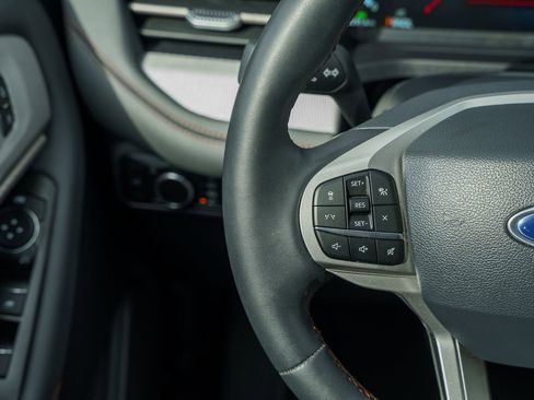 Certified 2025 Ford Explorer Active RWD image 30