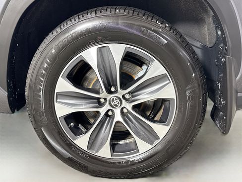 Certified 2025 Toyota Highlander image 31