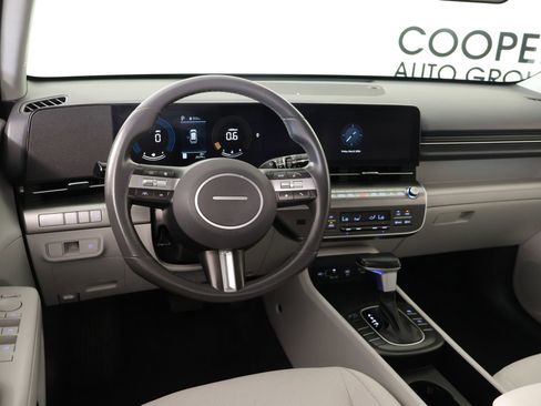 Used 2025 Hyundai Kona SEL FWD image 2