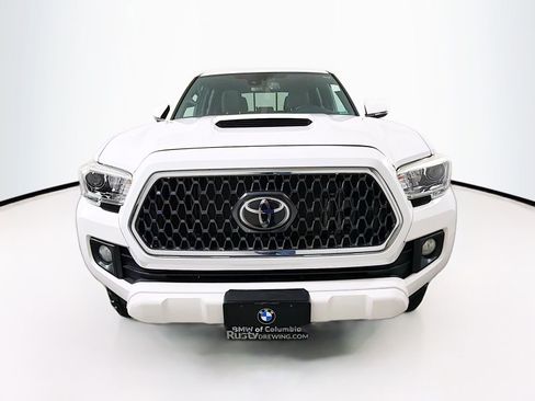 Used 2018 Toyota Tacoma TRD Sport image 2