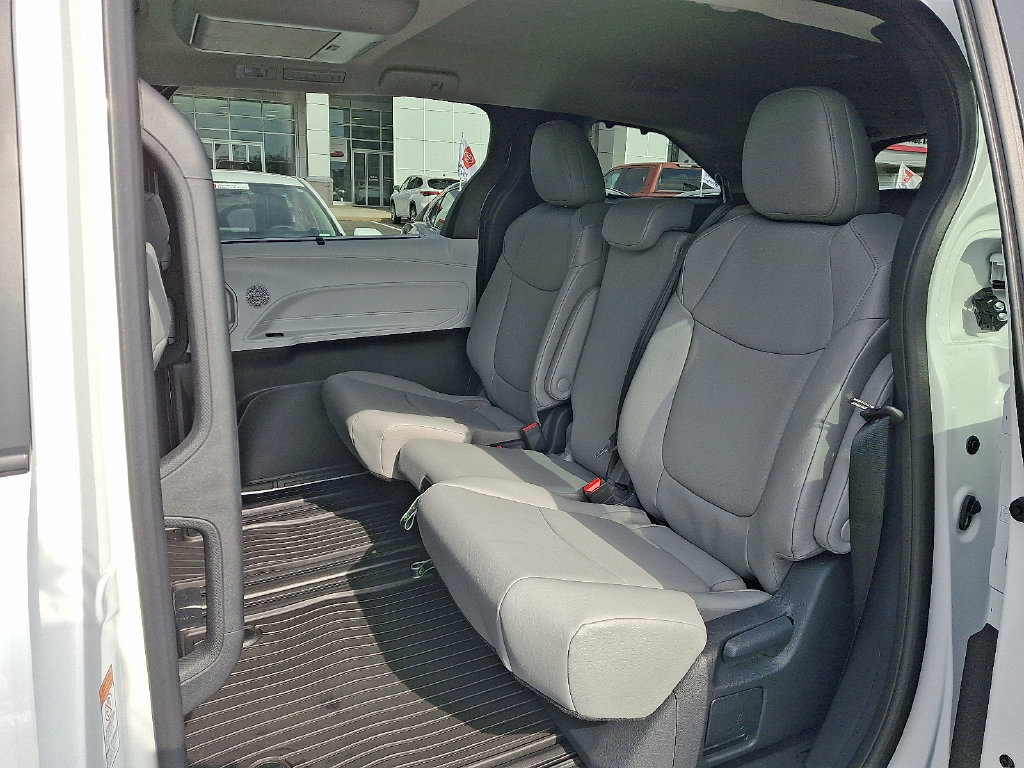 Used 2026 Toyota Sienna XLE FWD image 10